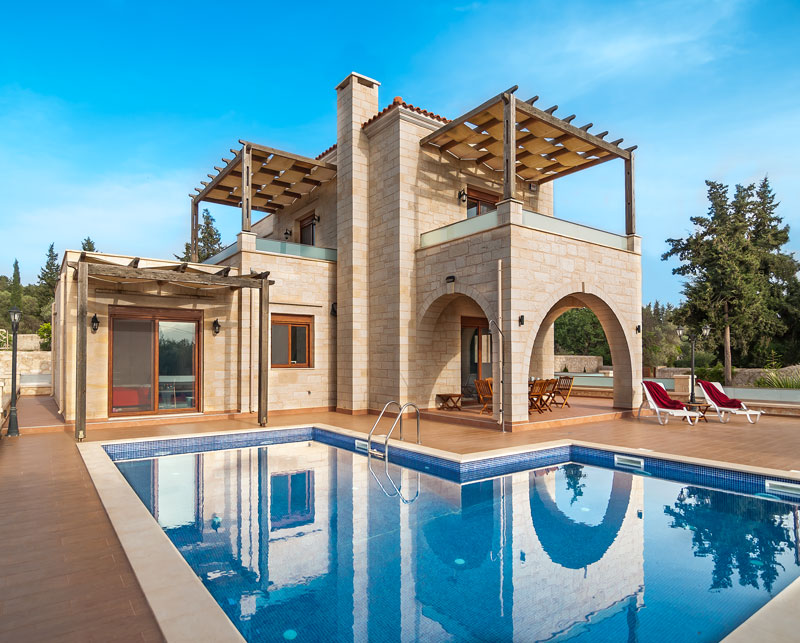 Villa with pool in Chania- construction company Kyriakidis