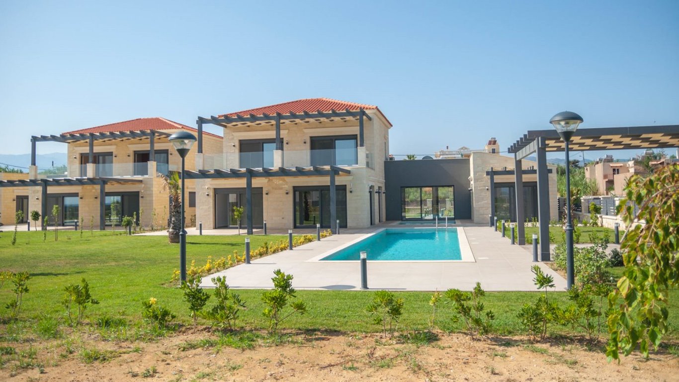 Awuamarine investment villa with swimming pool in Crete